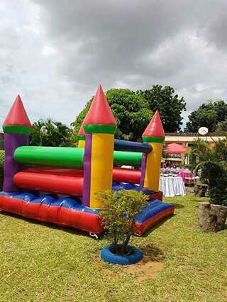 diversão na festa de crianças pula pula colorida Bairro do Jardim - imagem 2
