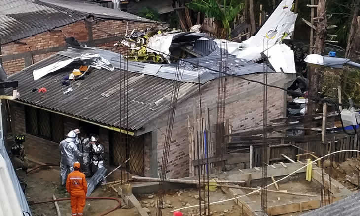 Avioneta cai em residências e mata 7 pessoas na Colômbia