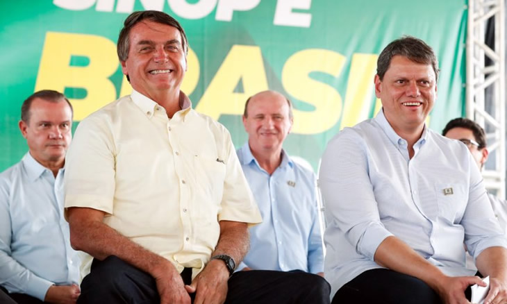“Ficar em casa durante a pandemia da COVID-19 é para fracos”, Bolsonaro